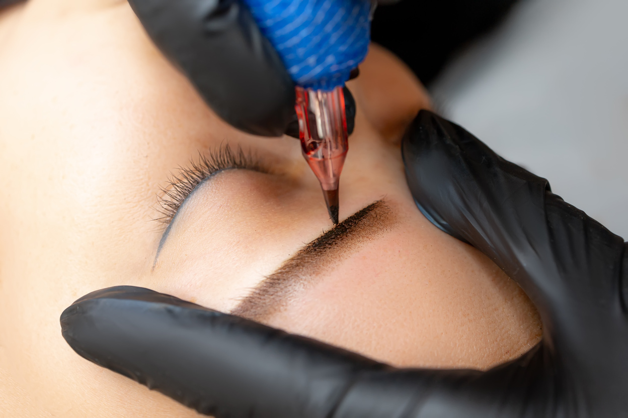 close-up master makes eyebrow tattoo apply permanent makeup